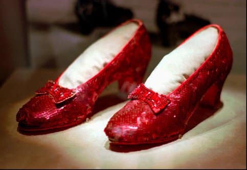 Знаменитости: ФБР спустя 13 лет нашло похищенные туфельки из «Волшебника страны Оз» стоимостью  млн рис 2