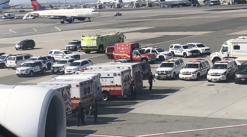 Происшествия: Самолет из ОАЭ поместили в карантин в JFK после того, как заболело 100 пассажиров