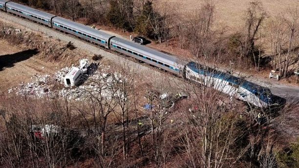 Происшествия: Мужчина подал иск на  млн после того, как поезд сбил грузовик с его сыном на ж/д переезде
