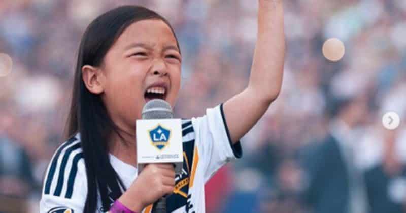 Знаменитости: 7-летняя девочка волшебно спела гимн США и стала интернет-сенсацией