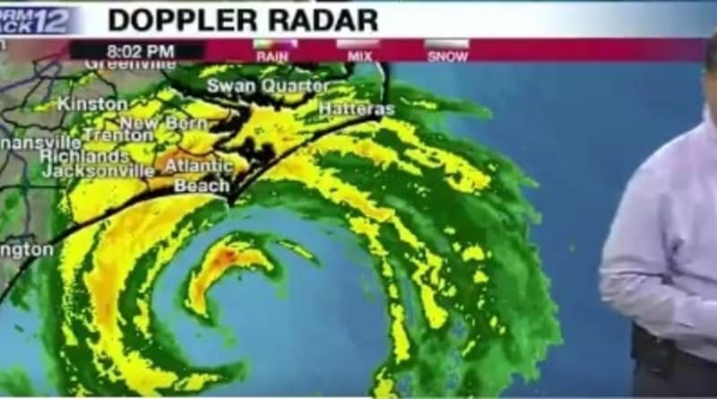 Погода: Метеоролог убежал во время прямого эфира в затапливаемом здании из-за урагана «Флоренс»