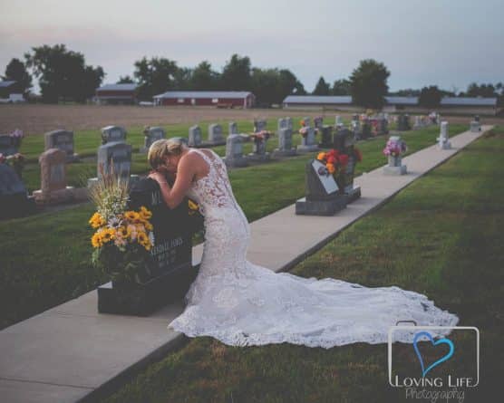 Происшествия: Невеста в свадебном платье пришла к могиле жениха, которого насмерть сбил пьяный водитель