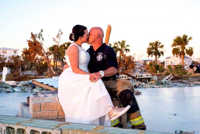 Погода: Любовь сильнее урагана: детектив и пожарный устроили свадьбу в разрушенном городе