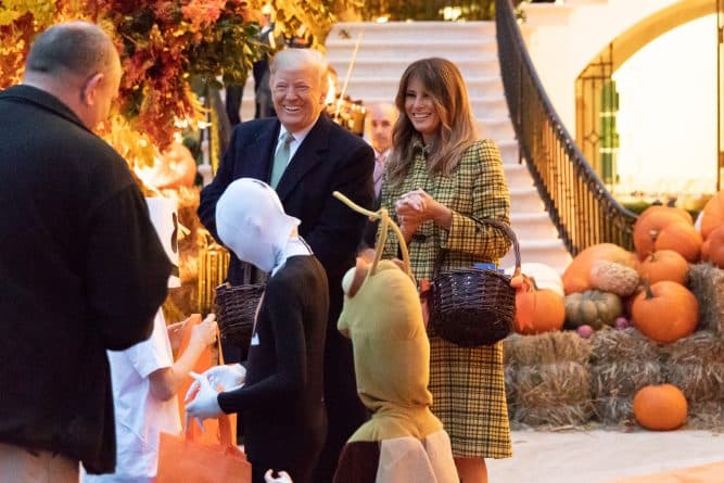 Знаменитости: Дональд Трамп и Мелания провели Хеллоуин для детей в Белом доме (видео)