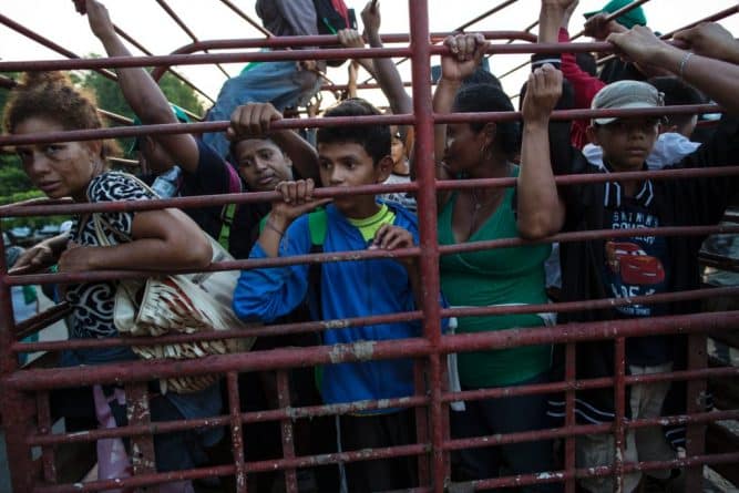 В мире: Мигранты из «каравана» не хотят оставаться в Мексике как беженцы и продолжают идти к границе США