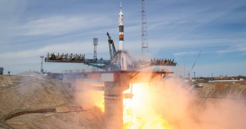 В мире: Астронавты из России и США выжили после аварии при запуске ракеты-носителя «Союз»