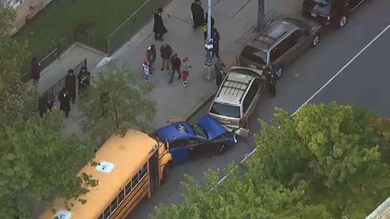 Происшествия: В Бруклине школьный автобус спровоцировал ДТП с участием 9 автомобилей