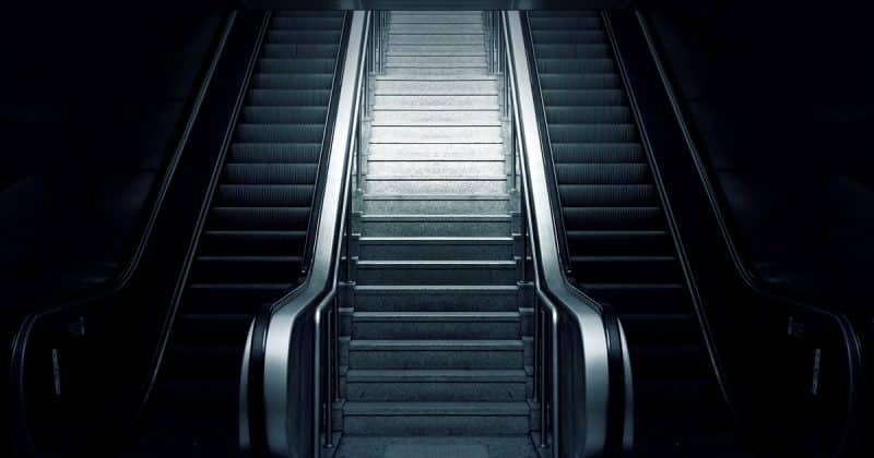 Происшествия: Пассажира нью-йоркского метро задушила футболка, застрявшая в эскалаторе