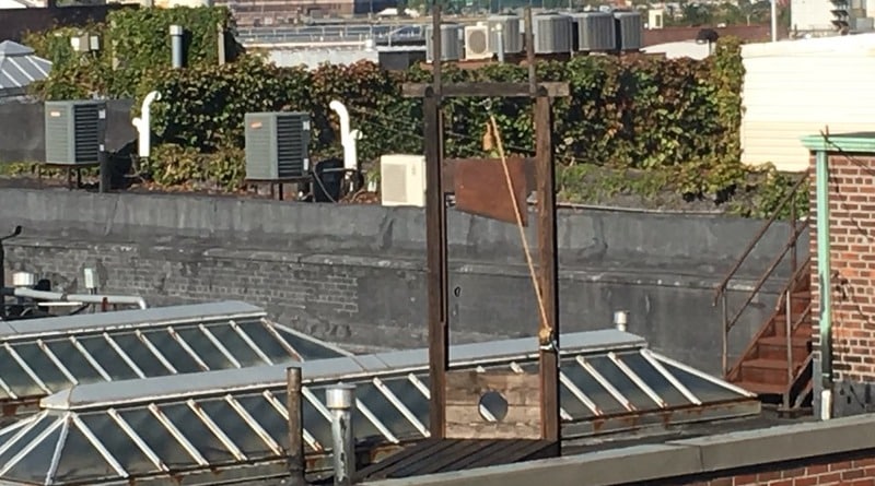 Локальные новости: В Бруклине на крыше здания появилась гильотина (фото)