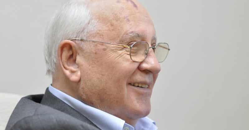 Политика: Горбачев заявил, что выход США из договора о ядерном разоружении — «не от большого ума»