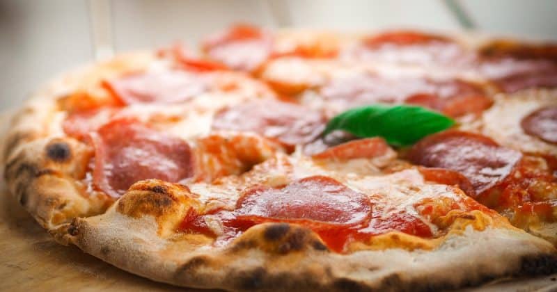 Происшествия: Доставщик пиццы спас жизнь похищенной женщины, прочитав по губам: «Помогите!»
