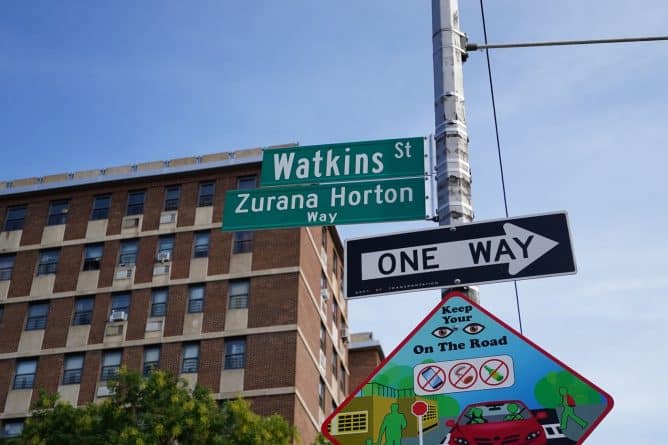 Локальные новости: Улицу в Бруклине переименовали в честь матери, прикрывшей собой детей от пуль