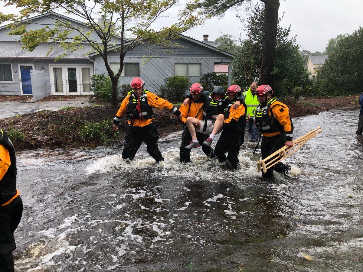 Погода: Спасатели из Нью-Йорка во время урагана отправились в Северную Каролину и выручили 127 человек