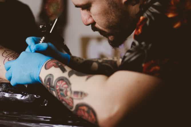 Локальные новости: В субботу можно будет бесплатно сделать пирсинг и татуировку в Barneys New York