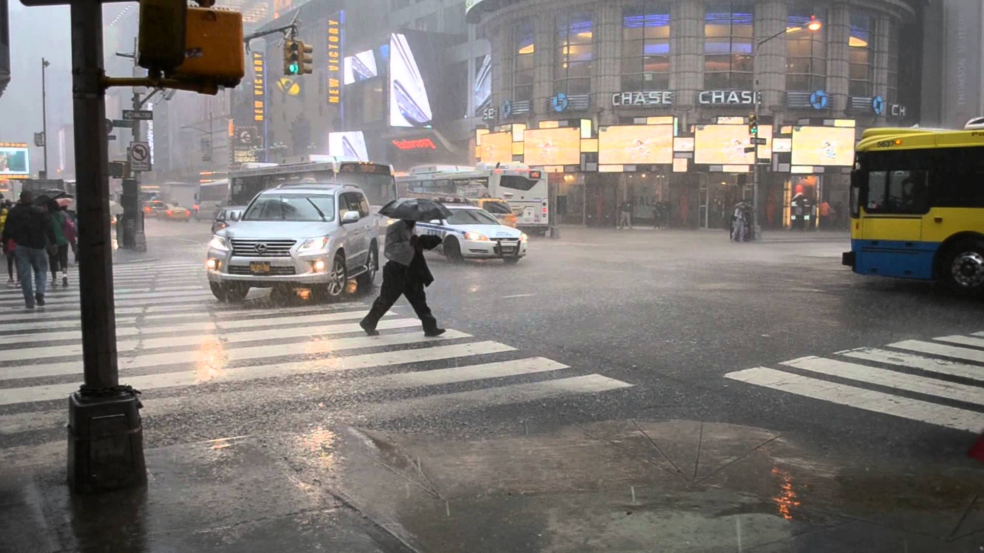 Погода: В выходные на Нью-Йорк обрушатся ливни с холодным и ураганным ветром