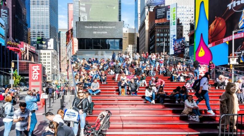 Локальные новости: Знаменитой лестнице Times Square Red Steps исполнилось 10 лет