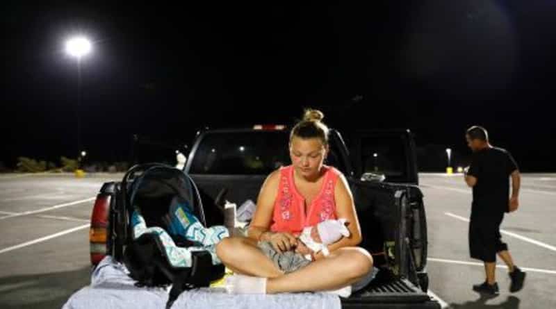 Погода: Семья с новорожденным, которую ураган лишил крова, жила на парковке Walmart