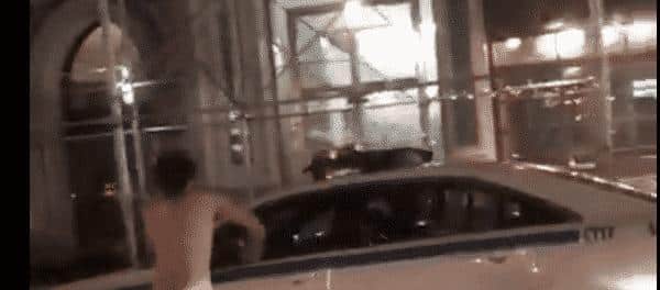 Видео: Сеть взорвало видео, где в Нью-Йорке голый мужчина «сражается» с патрульным автомобилем