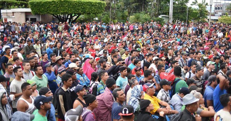 Политика: Караван из 4 тыс. мигрантов остановился на границе с Мексикой из-за столкновений