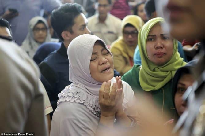 В мире: В Индонезии самолет упал в море: найдены тела 6 из 189 человек
