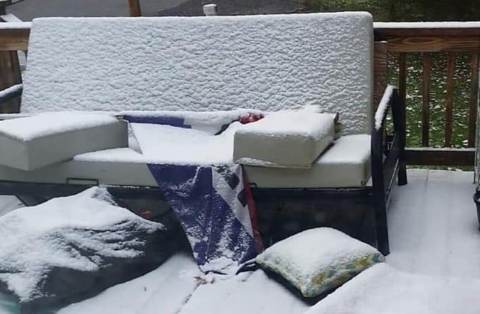 Погода: Пользователи соцсетей поделились удивительными снимками снега в октябре