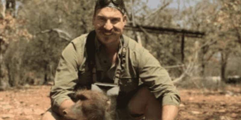 Происшествия: Чиновник из США снялся с убитыми им в Африке жирафом, леопардом и семейством обезьянок