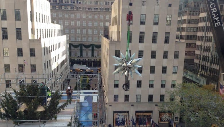 Локальные новости: Что может быть лучше рождественской ели у Рокфеллеровского центра? Звезда Swarovski на этой ели.