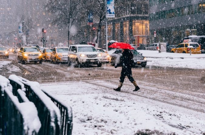 Локальные новости: Снегопад парализовал Нью-Йорк: поваленные деревья, огромные пробки и десятки ДТП