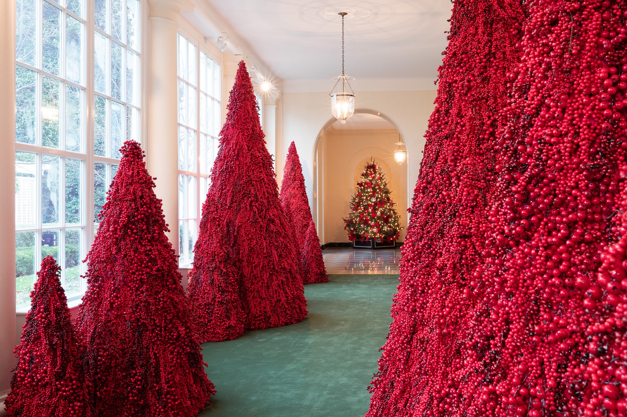 Знаменитости: Мелания украсила Белый дом красными елками — и к ним тут же «прифотошопили» Путина (фото) рис 5