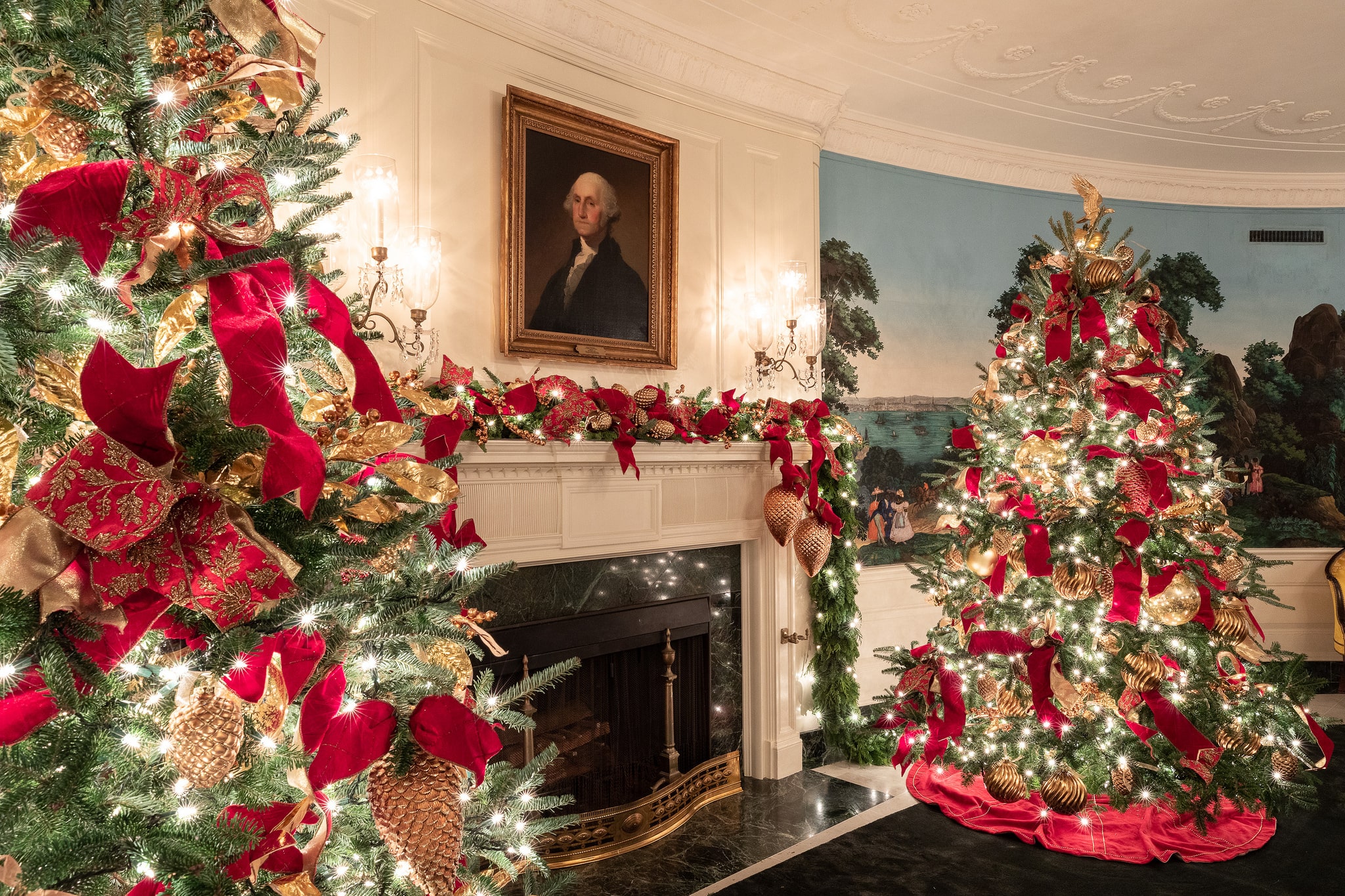 Знаменитости: Мелания украсила Белый дом красными елками — и к ним тут же «прифотошопили» Путина (фото) рис 3