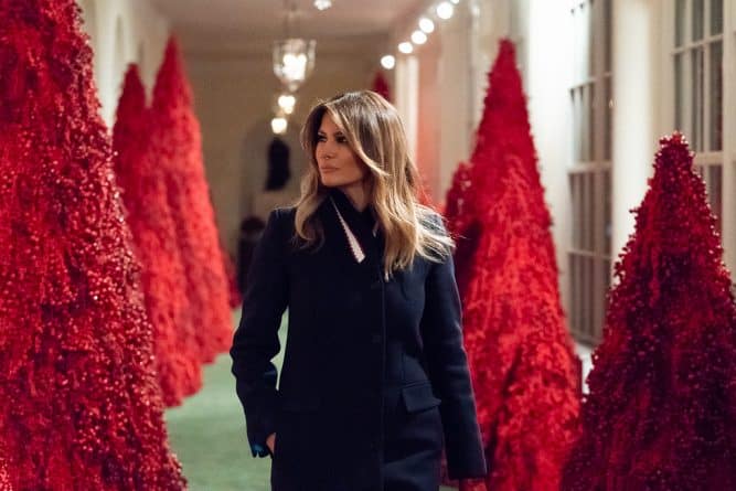 Знаменитости: Мелания украсила Белый дом красными елками — и к ним тут же «прифотошопили» Путина (фото)