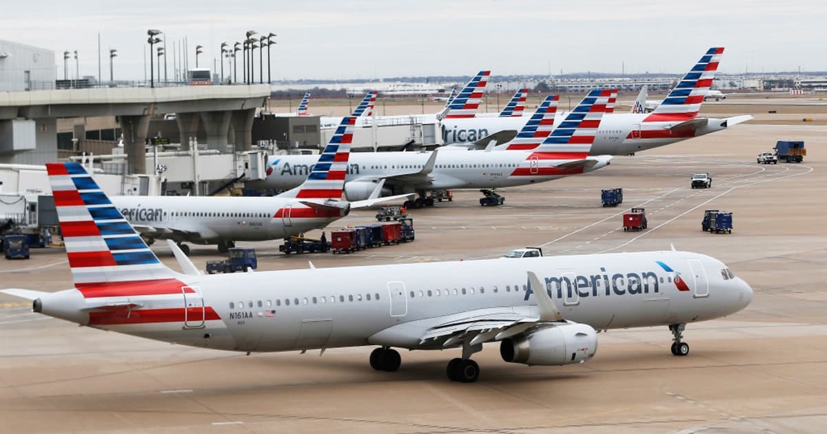 Происшествия: В аэропорту Канзас-Сити пьяный грузчик уснул в самолете и случайно улетел в Чикаго