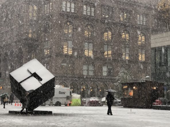 Погода: Первый снег в Нью-Йорке. Власти предостерегают от прогулок и путешествий этим вечером