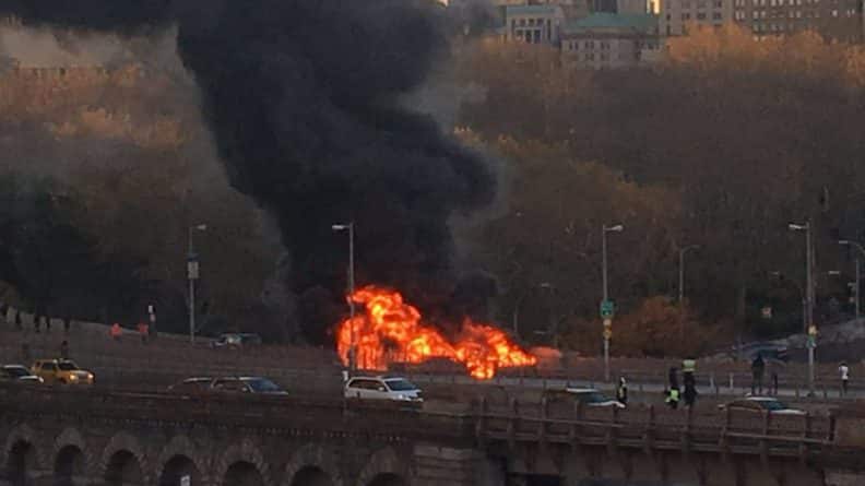 Происшествия: Три автомобиля загорелись в результате аварии на Brooklyn Bridge: 1 погибший, 5 раненых