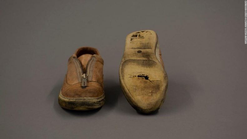 Политика: Дырявые ботинки Окасио-Кортес вошли в модную коллекцию Корнелла