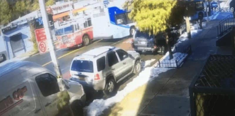 Происшествия: В Бронксе столкнулись пожарная машина и автобус: 23 раненых