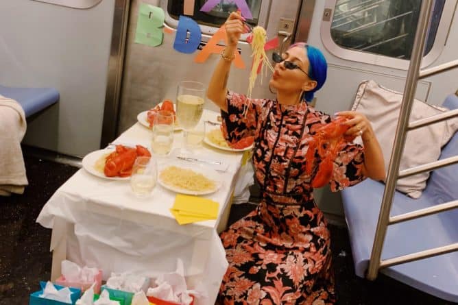 Локальные новости: Девушка не смогла заказать столик и отпраздновала день рождения в нью-йоркском метро