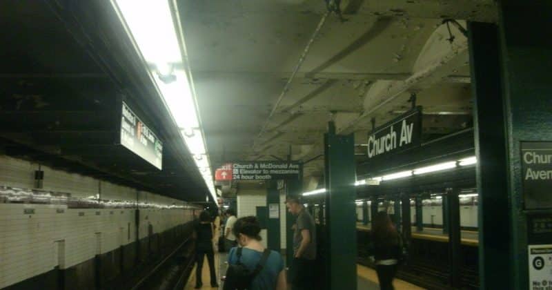 Происшествия: В метро Нью-Йорка мать 2 детей ударили ножом в легкое, выкрикнув расистское ругательство