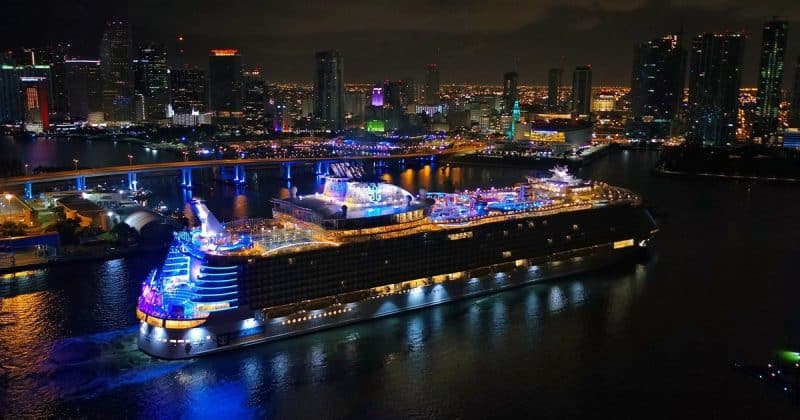 Путешествия: Самый большой круизный лайнер в мире причалил в Майами (фото)