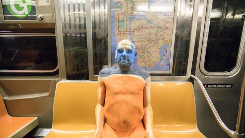 Локальные новости: Оголенное творчество: в метро Нью-Йорка обнаженного мужчину разрисовали… под интерьер вагона