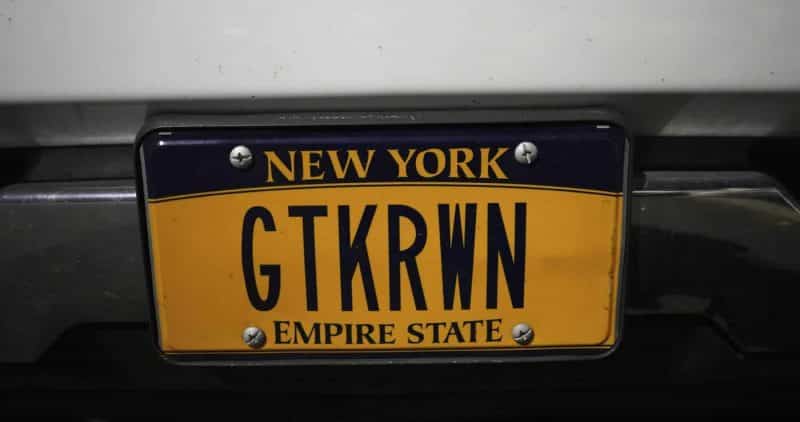 Локальные новости: Нью-Йорк хочет отозвать автомобильный знак с антисемитским акронимом