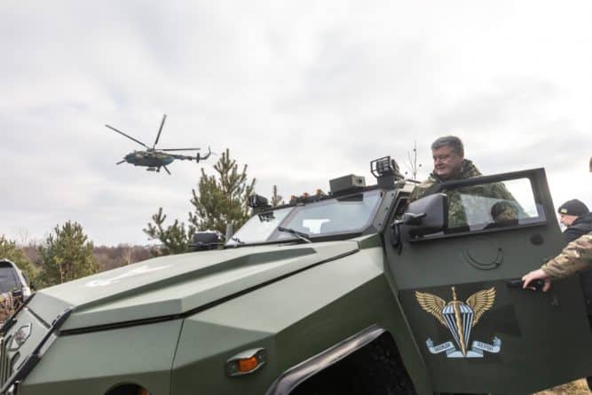 Политика: Украина ввела военное положение на месяц. США и НАТО заявили о поддержке ее позиции по Керчи