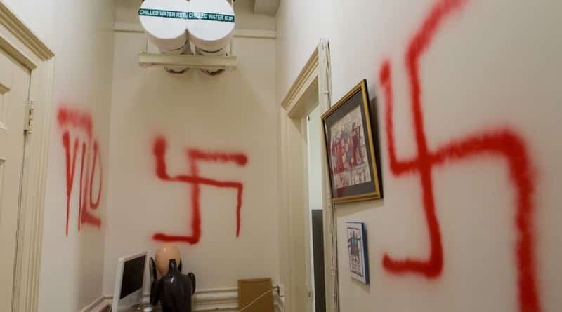 Локальные новости: В Нью-Йорке кабинет профессора-еврейки изрисовали свастиками (фото)