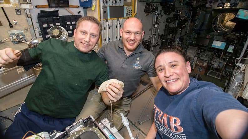 Наука: Астронавты МКС поздравили землян с Днем благодарения и показали «космическую» индейку