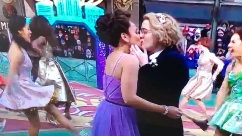 Политика: Впервые в истории во время трансляции парада Macy’s поцеловались две девушки