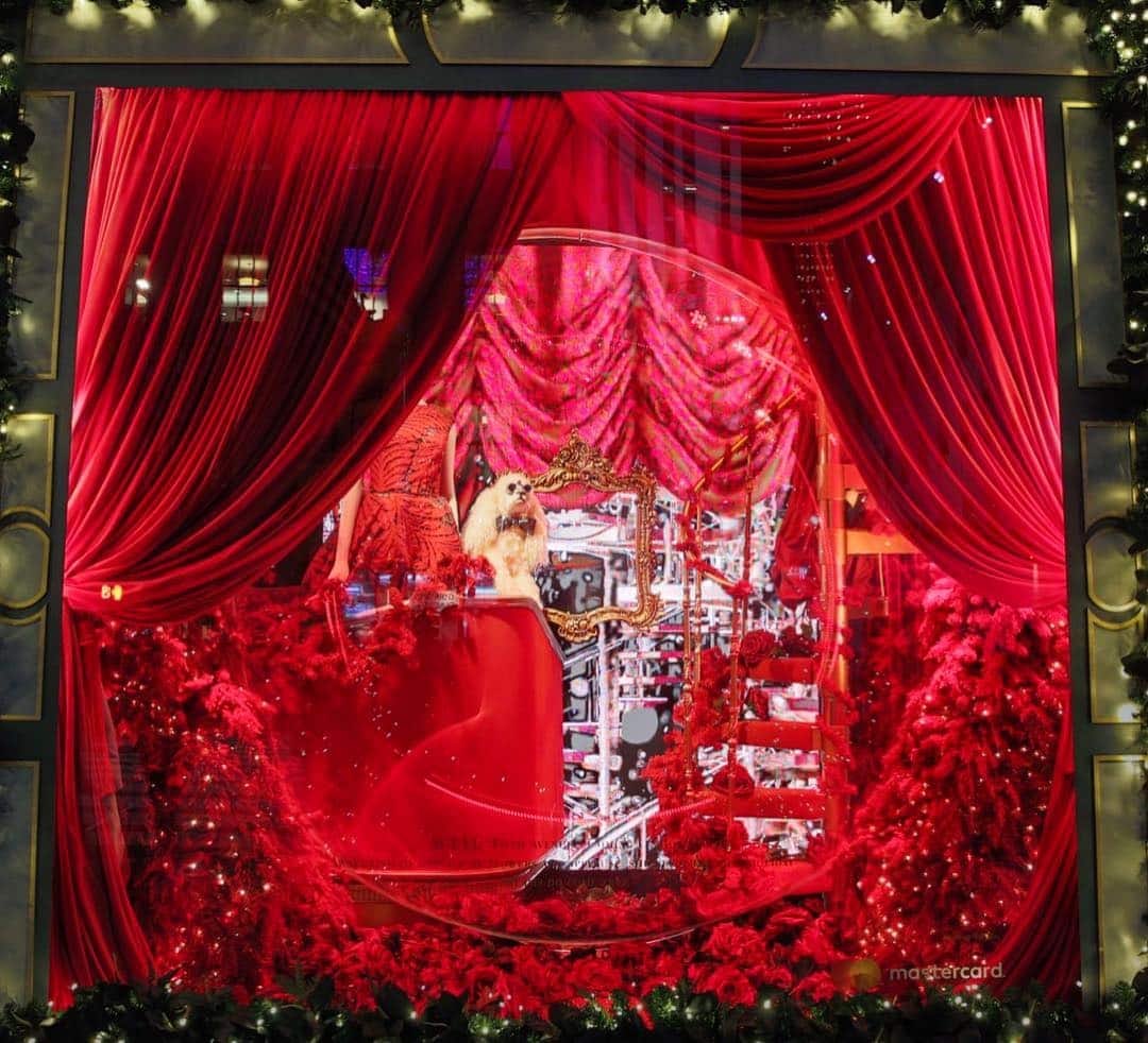 Локальные новости: Инсталляция в окнах Saks Fifth Avenue открывает двери в роскошную сказку рис 6