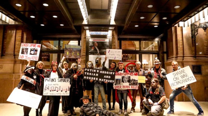 «Дирижер из ада»: в Нью-Йорке прошла акция протеста перед выступлением Гергиева 01112018 Колонки: «Дирижер из ада»: в Нью-Йорке прошла акция протеста перед выступлением Гергиева