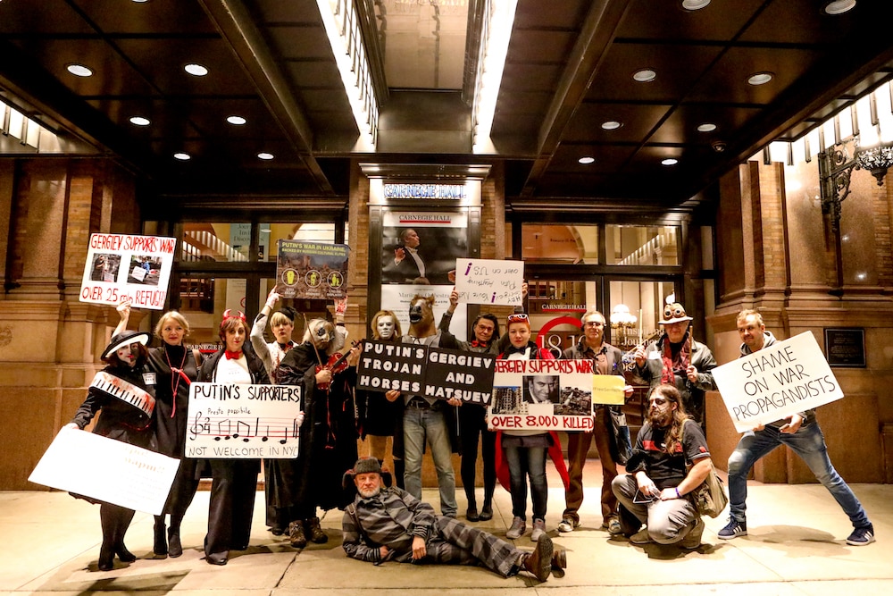 Колонки: «Дирижер из ада»: в Нью-Йорке прошла акция протеста перед выступлением Гергиева рис 8