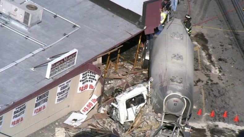 Происшествия: В Нью-Джерси грузовик врезался в магазин, снеся полздания: пострадали 5 человек