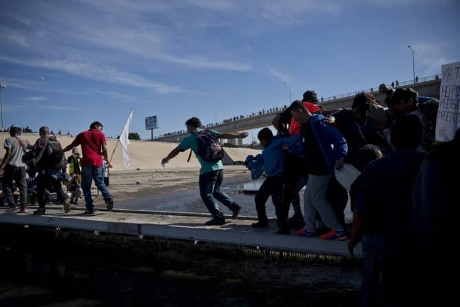 Политика: Кризис на границе: закрыт пункт пропуска Сан-Исидро, в толпу пустили слезоточивый газ